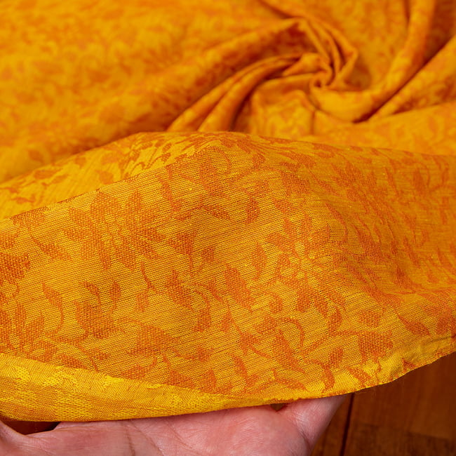 〔1m切り売り〕インドの更紗刺繍コットン布〔幅約109cm〕 - イエロー×オレンジ系 5 - 生地の拡大写真です。とても良い風合いです。