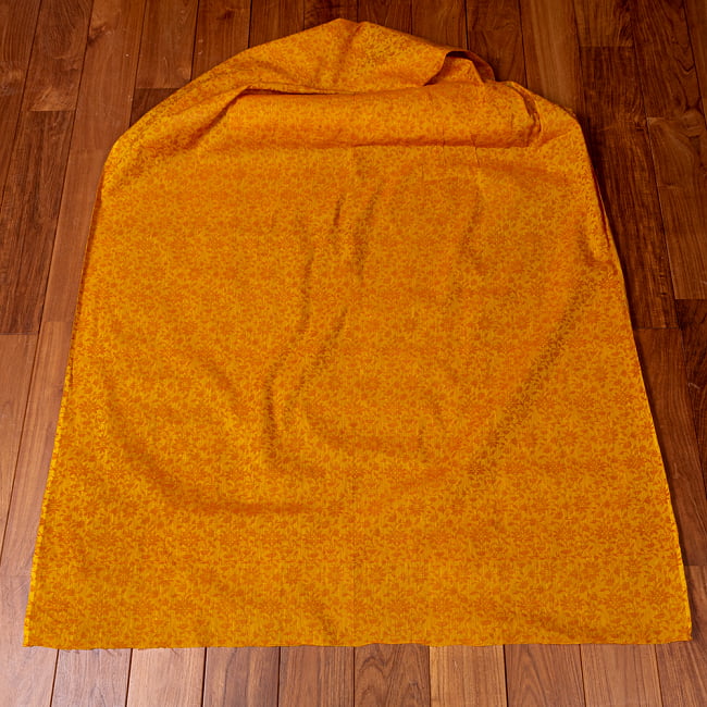 〔1m切り売り〕インドの更紗刺繍コットン布〔幅約109cm〕 - イエロー×オレンジ系 6 - 生地を広げてみたところです。横幅もしっかりあります。注文個数に応じた長さにカットしてお送りいたします。