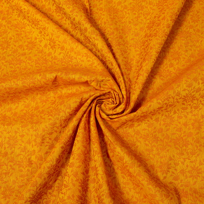 〔1m切り売り〕インドの更紗刺繍コットン布〔幅約109cm〕 - イエロー×オレンジ系の写真1枚目です。インドらしい味わいのある布地です。更紗模様,唐草,切り売り,量り売り布,アジア布 量り売り,手芸,裁縫,生地,アジアン,ファブリック