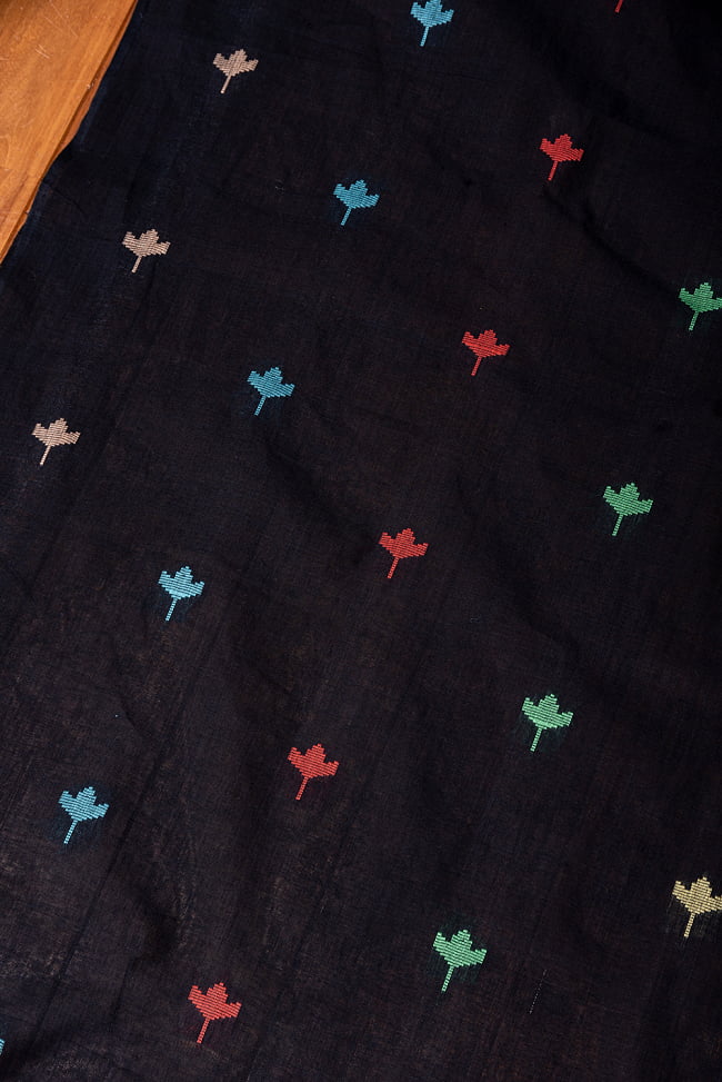 〔1m切り売り〕インドのカラフルリーフ模様のシンプルコットン布〔幅約113cm〕 - ブラック系 2 - とても素敵な雰囲気です