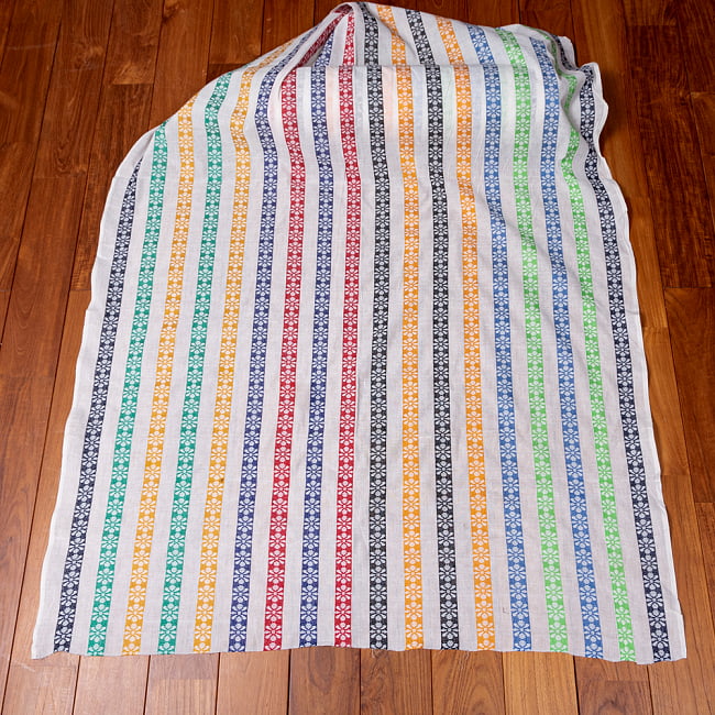 〔1m単位切り売り〕南インドの花柄ストライプ布〔幅約112cm〕 - カラフル系 6 - 生地を広げてみたところです。横幅もしっかりあります。注文個数に応じた長さにカットしてお送りいたします。