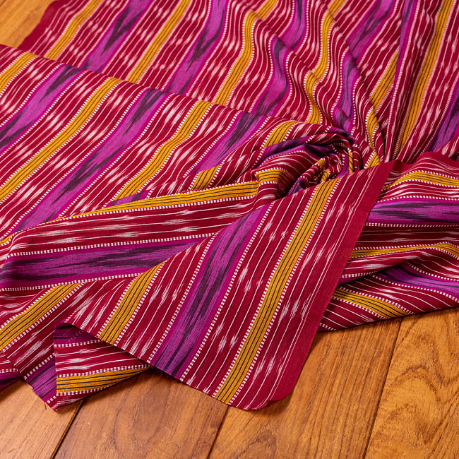 〔1m切り売り〕インドの伝統絣織り布　イカット織り生地　〔幅約111cm〕 - えんじ×パープル系 4 - インドならではの布ですね。