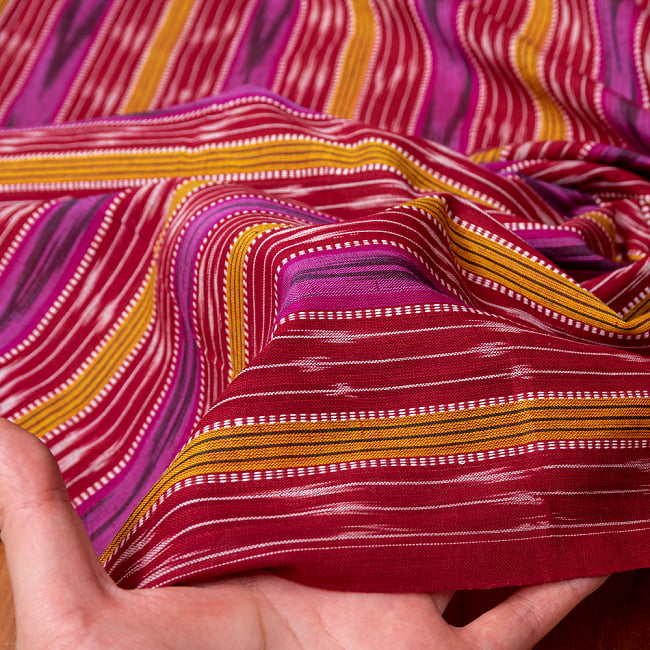 〔1m切り売り〕インドの伝統絣織り布　イカット織り生地　〔幅約111cm〕 - えんじ×パープル系 5 - 生地の拡大写真です。とても良い風合いです。