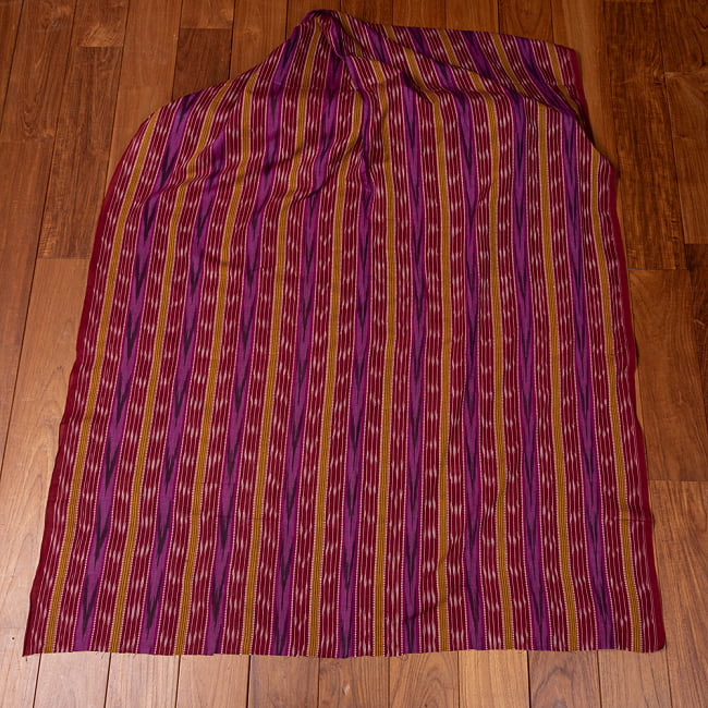 〔1m切り売り〕インドの伝統絣織り布　イカット織り生地　〔幅約111cm〕 - えんじ×パープル系 6 - 生地を広げてみたところです。横幅もしっかりあります。注文個数に応じた長さにカットしてお送りいたします。