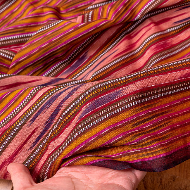 〔1m切り売り〕インドの伝統絣織り布　イカット織り生地　〔幅約112cm〕 - ブラウン系 5 - 生地の拡大写真です。とても良い風合いです。