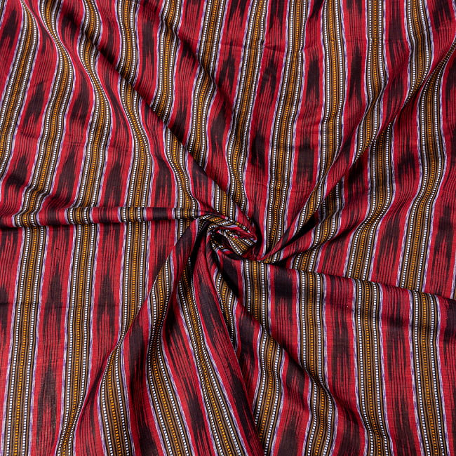 〔1m切り売り〕インドの伝統絣織り布　イカット織り生地　〔幅約112cm〕 - レッド×ブラック系の写真1枚目です。インドらしい味わいのある布地です。イカット,かすり織り,絣,切り売り,量り売り布,アジア布 量り売り,手芸,裁縫,生地,アジアン,ファブリック
