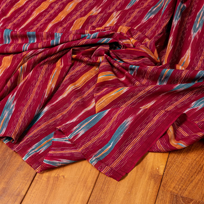〔1m切り売り〕インドの伝統絣織り布　イカット織り生地　〔幅約111cm〕 - えんじ系 4 - インドならではの布ですね。
