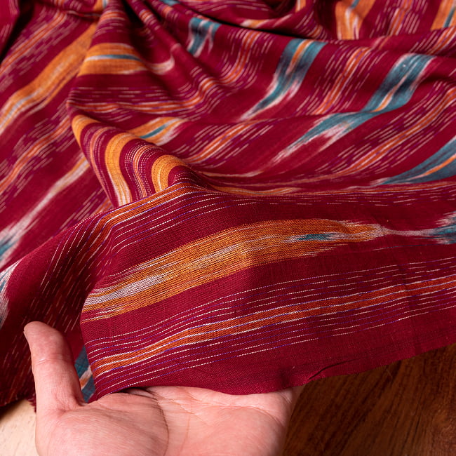 〔1m切り売り〕インドの伝統絣織り布　イカット織り生地　〔幅約111cm〕 - えんじ系 5 - 生地の拡大写真です。とても良い風合いです。
