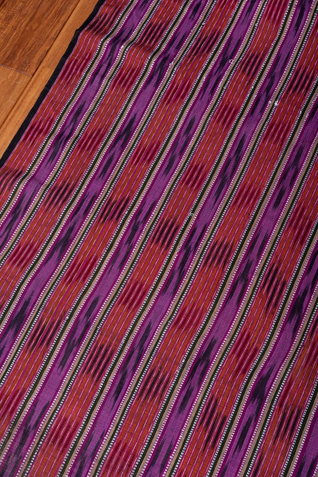 〔1m切り売り〕インドの伝統絣織り布　イカット織り生地　〔幅約111cm〕 - パープル×赤茶系 2 - とても素敵な雰囲気です