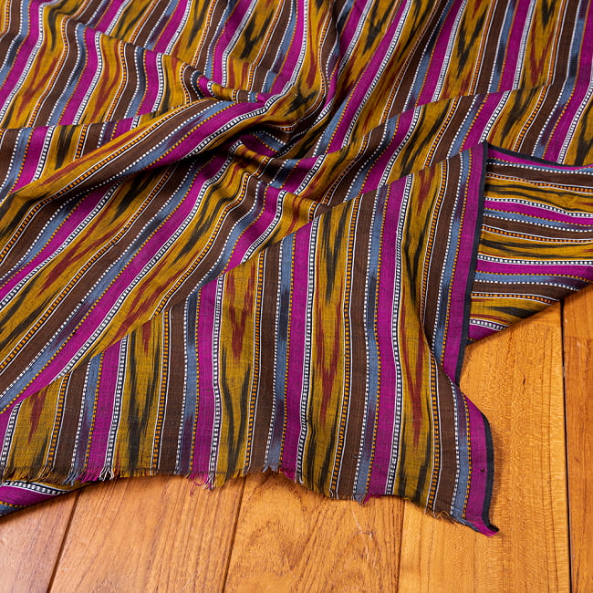 〔1m切り売り〕インドの伝統絣織り布　イカット織り生地　〔幅約110cm〕 - ブラウン×紫系 4 - インドならではの布ですね。