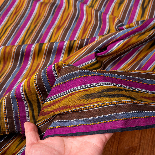 〔1m切り売り〕インドの伝統絣織り布　イカット織り生地　〔幅約110cm〕 - ブラウン×紫系 5 - 生地の拡大写真です。とても良い風合いです。