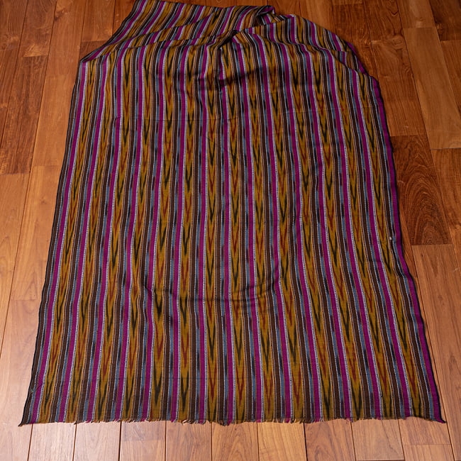 〔1m切り売り〕インドの伝統絣織り布　イカット織り生地　〔幅約110cm〕 - ブラウン×紫系 6 - 生地を広げてみたところです。横幅もしっかりあります。注文個数に応じた長さにカットしてお送りいたします。