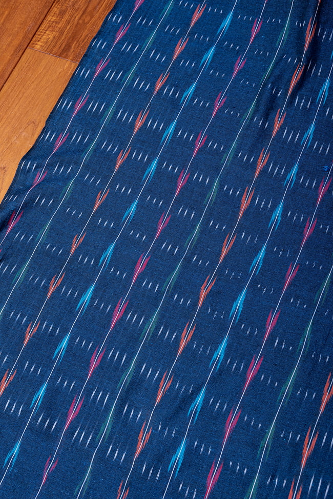 〔1m切り売り〕インドの伝統絣織り布　イカット織り生地　〔幅約111cm〕 - 紺系 2 - とても素敵な雰囲気です
