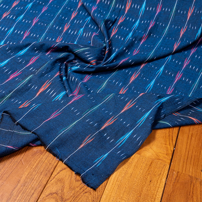 〔1m切り売り〕インドの伝統絣織り布　イカット織り生地　〔幅約111cm〕 - 紺系 4 - インドならではの布ですね。