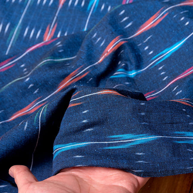 〔1m切り売り〕インドの伝統絣織り布　イカット織り生地　〔幅約111cm〕 - 紺系 5 - 生地の拡大写真です。とても良い風合いです。