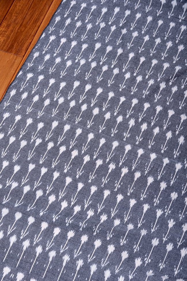 〔1m単位切り売り〕インドの伝統絣織り布 イカット織り生地 〔幅約113cm〕 - グレー系 2 - とても素敵な雰囲気です