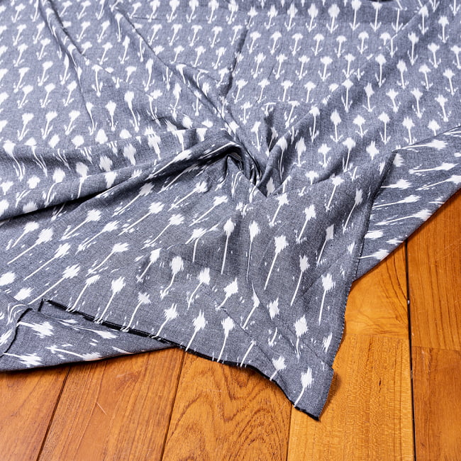 〔1m単位切り売り〕インドの伝統絣織り布 イカット織り生地 〔幅約113cm〕 - グレー系 4 - インドならではの布ですね。