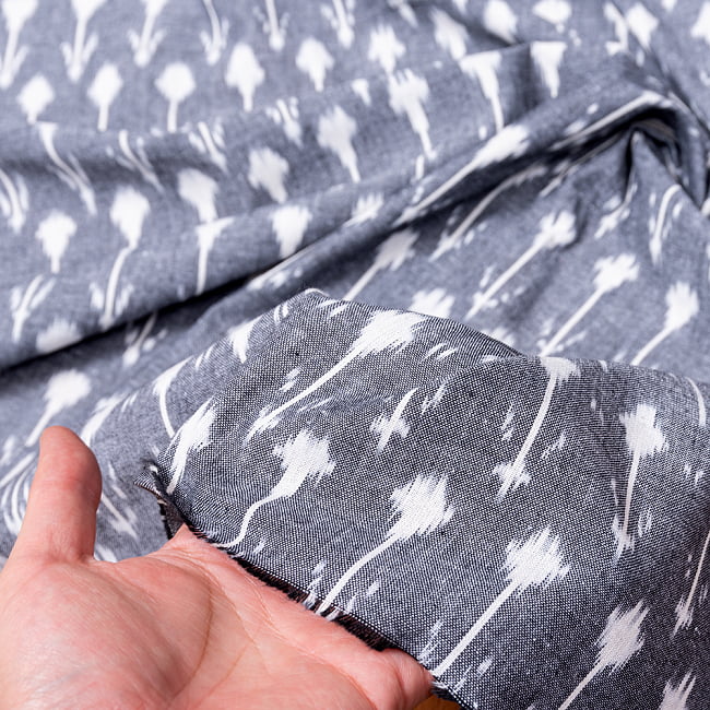 〔1m単位切り売り〕インドの伝統絣織り布 イカット織り生地 〔幅約113cm〕 - グレー系 5 - 生地の拡大写真です。とても良い風合いです。