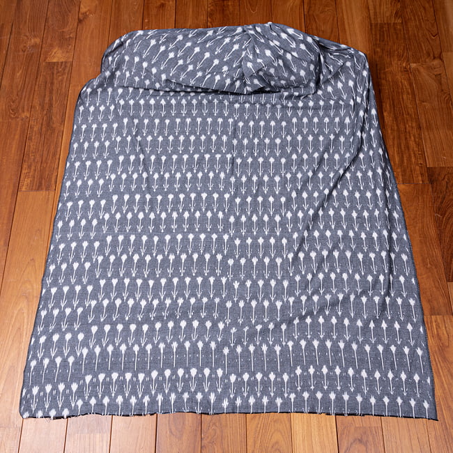 〔1m単位切り売り〕インドの伝統絣織り布 イカット織り生地 〔幅約113cm〕 - グレー系 6 - 生地を広げてみたところです。横幅もしっかりあります。注文個数に応じた長さにカットしてお送りいたします。