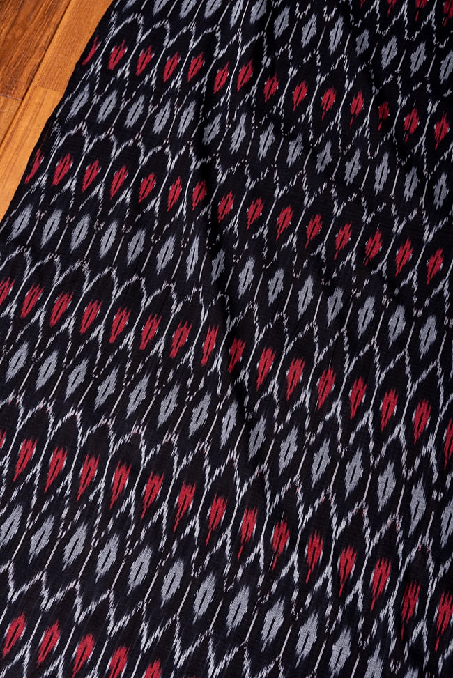 〔1m切り売り〕インドの伝統絣織り布　イカット織り生地　〔幅約114cm〕 - ブラック系 2 - とても素敵な雰囲気です