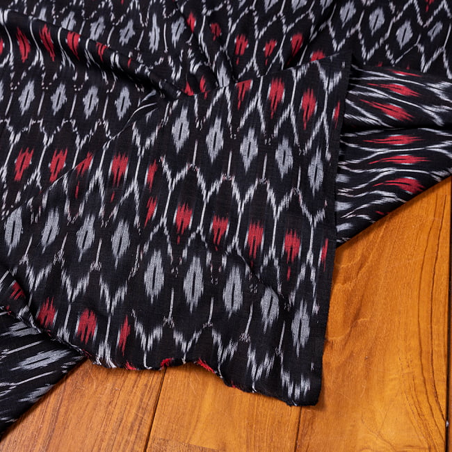 〔1m切り売り〕インドの伝統絣織り布　イカット織り生地　〔幅約114cm〕 - ブラック系 4 - インドならではの布ですね。