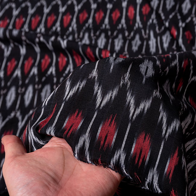 〔1m切り売り〕インドの伝統絣織り布　イカット織り生地　〔幅約114cm〕 - ブラック系 5 - 生地の拡大写真です。とても良い風合いです。