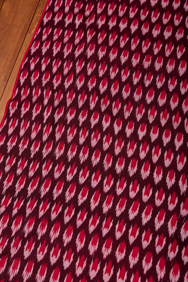 〔1m切り売り〕インドの伝統絣織り布　イカット織り生地　〔幅約114cm〕 - 赤茶×赤系 2 - とても素敵な雰囲気です
