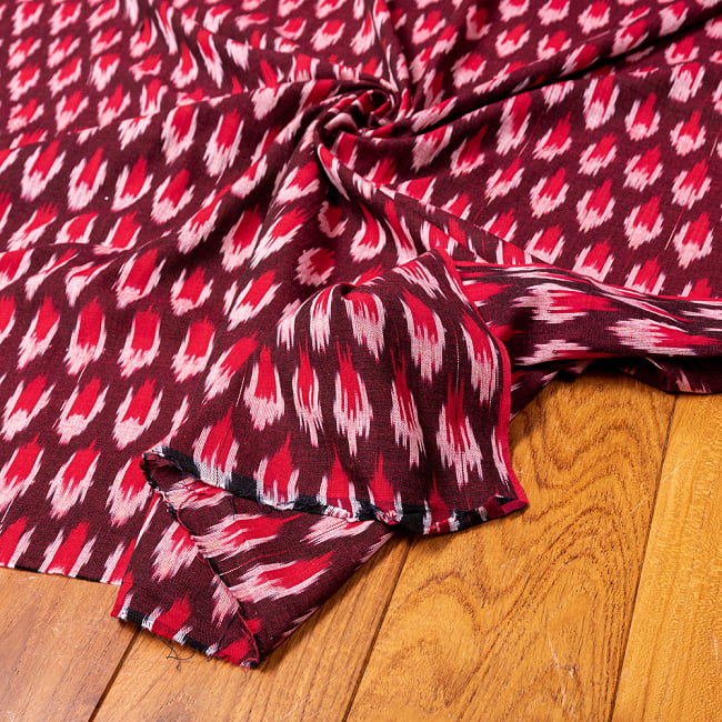 〔1m切り売り〕インドの伝統絣織り布　イカット織り生地　〔幅約114cm〕 - 赤茶×赤系 4 - インドならではの布ですね。