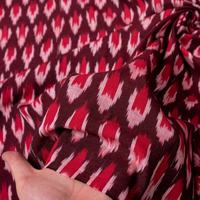 〔1m切り売り〕インドの伝統絣織り布　イカット織り生地　〔幅約114cm〕 - 赤茶×赤系 5 - 生地の拡大写真です。とても良い風合いです。