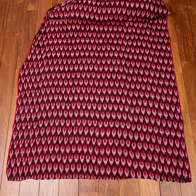 〔1m切り売り〕インドの伝統絣織り布　イカット織り生地　〔幅約114cm〕 - 赤茶×赤系 6 - 生地を広げてみたところです。横幅もしっかりあります。注文個数に応じた長さにカットしてお送りいたします。