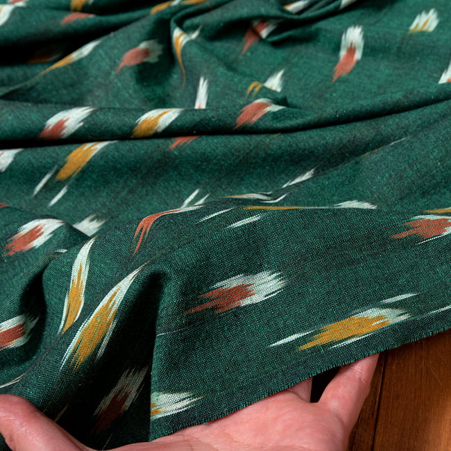 〔1m切り売り〕インドの伝統絣織り布　イカット織り生地　〔幅約112cm〕 - グリーン系 5 - 生地の拡大写真です。とても良い風合いです。