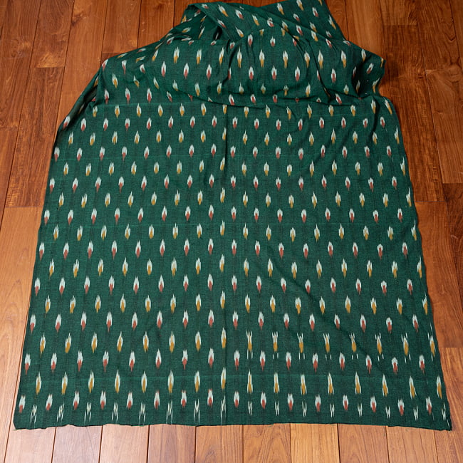 〔1m単位切り売り〕インドの伝統絣織り布　イカット織り生地　〔幅約112cm〕 - グリーン系 6 - 生地を広げてみたところです。横幅もしっかりあります。注文個数に応じた長さにカットしてお送りいたします。