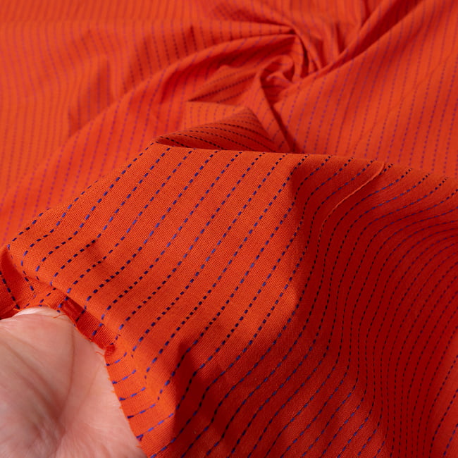 〔1m切り売り〕南インドのシンプルコットン　ストライプ模様布〔幅約118cm〕 - ブラッドオレンジ系 6 - このような質感の生地になります