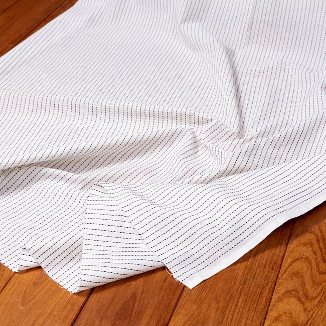 〔1m単位切り売り〕南インドのシンプルコットン ストライプ模様布〔幅約119cm〕 - ホワイト系 5 - 生地の拡大写真です。とても良い風合いです。