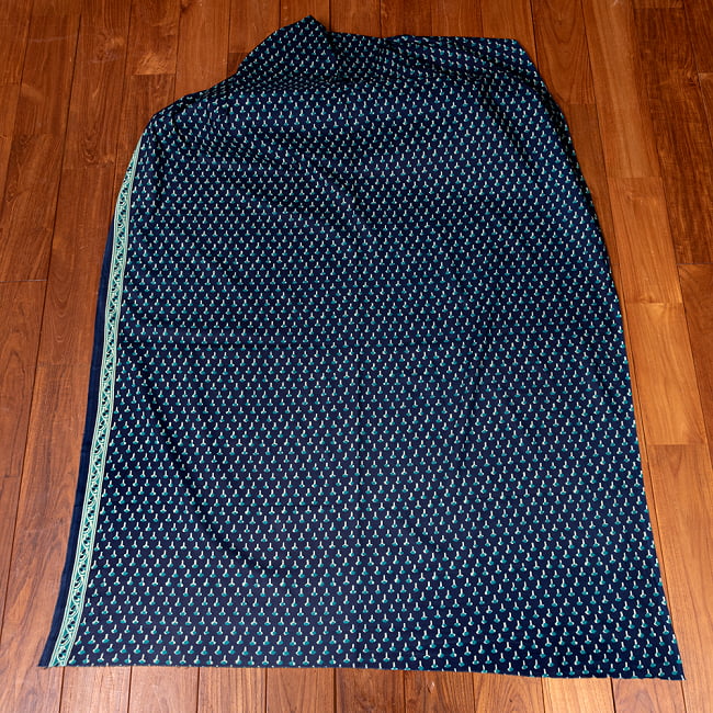 〔1m単位切り売り〕南インドの小花柄布〔幅約107cm〕 - ブルー系 2 - 生地全体を広げてみたところです。1個あたり1mとして、ご注文個数に応じた長さにカットしてお送りいたします。