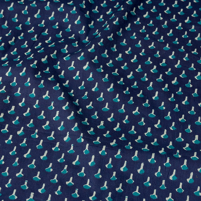〔1m切り売り〕南インドの小花柄布〔幅約107cm〕 - ブルー系 4 - インドならではの布ですね。
