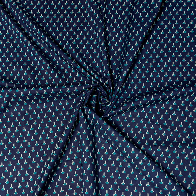 〔1m切り売り〕南インドの小花柄布〔幅約107cm〕 - ブルー系 5 - 生地の拡大写真です。とても良い風合いです。