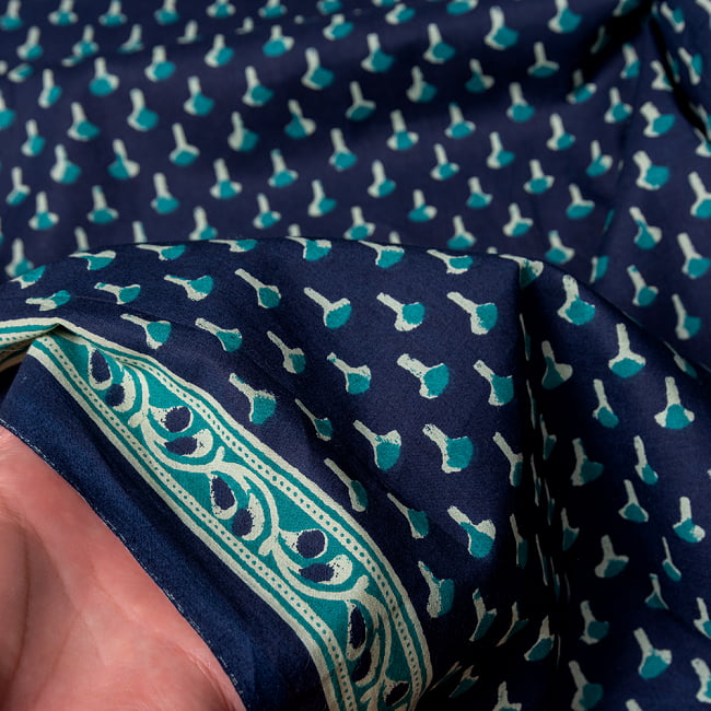 〔1m切り売り〕南インドの小花柄布〔幅約107cm〕 - ブルー系 6 - このような質感の生地になります