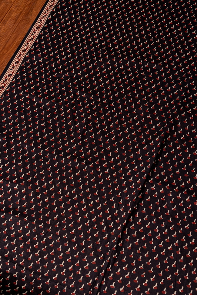 〔1m切り売り〕南インドの小花柄布〔幅約107cm〕 - ブラック系 3 - 1mの長さごとにご購入いただけます。