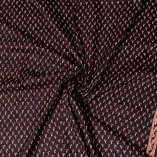 〔1m切り売り〕南インドの小花柄布〔幅約107cm〕 - ブラック系 5 - 生地の拡大写真です。とても良い風合いです。