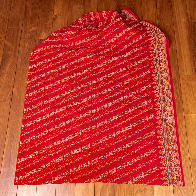 〔1m単位切り売り〕グジャラートの絞り染めモチーフ布〔幅約105.5cm〕 - レッド系 2 - 生地全体を広げてみたところです。1個あたり1mとして、ご注文個数に応じた長さにカットしてお送りいたします。