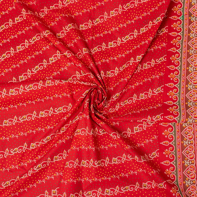 〔1m切り売り〕グジャラートの絞り染めモチーフ布〔幅約105.5cm〕 - レッド系 5 - 生地の拡大写真です。とても良い風合いです。