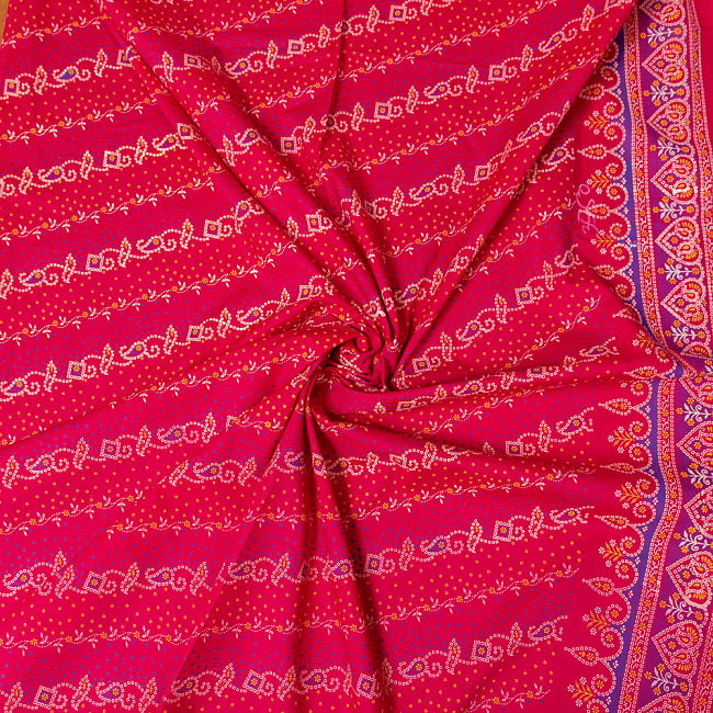 〔1m切り売り〕グジャラートの絞り染めモチーフ布〔幅約105cm〕 - ピンク系 5 - 生地の拡大写真です。とても良い風合いです。