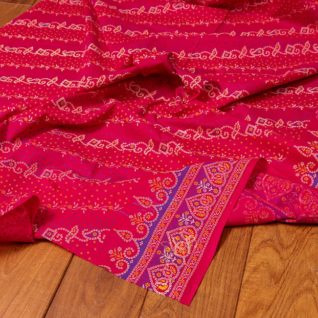 〔1m切り売り〕グジャラートの絞り染めモチーフ布〔幅約105cm〕 - ピンク系の写真1枚目です。インドらしい味わいのある布地です。切り売り　テーブルクロス　おしゃれ,量り売り布,アジア布 量り売り,手芸,裁縫,生地,アジアン,ファブリック
