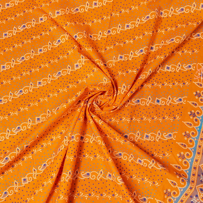 〔1m切り売り〕グジャラートの絞り染めモチーフ布〔幅約105cm〕 - オレンジ系 5 - 生地の拡大写真です。とても良い風合いです。