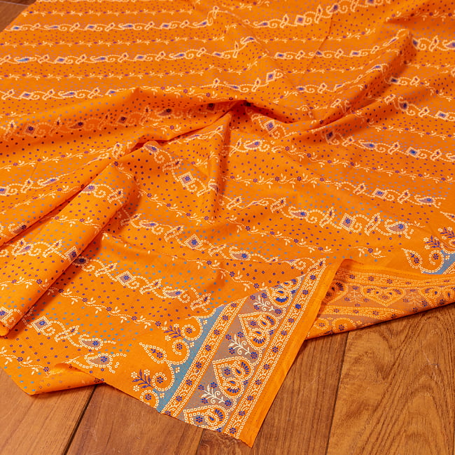 〔1m切り売り〕グジャラートの絞り染めモチーフ布〔幅約105cm〕 - オレンジ系の写真1枚目です。インドらしい味わいのある布地です。切り売り,量り売り布,アジア布 量り売り,手芸,裁縫,生地,アジアン,ファブリック