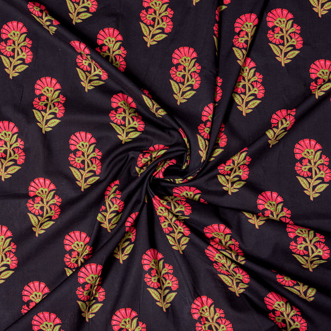 〔1m切り売り〕伝統息づく南インドから　フラワー模様布〔幅約103.5cm〕 - ブラック系 4 - インドならではの布ですね。