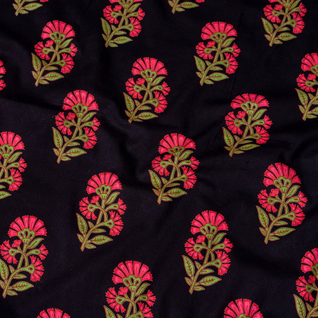 〔1m切り売り〕伝統息づく南インドから　フラワー模様布〔幅約103.5cm〕 - ブラック系の写真1枚目です。インドらしい味わいのある布地です。切り売り,量り売り布,アジア布 量り売り,手芸,裁縫,生地,アジアン,ファブリック