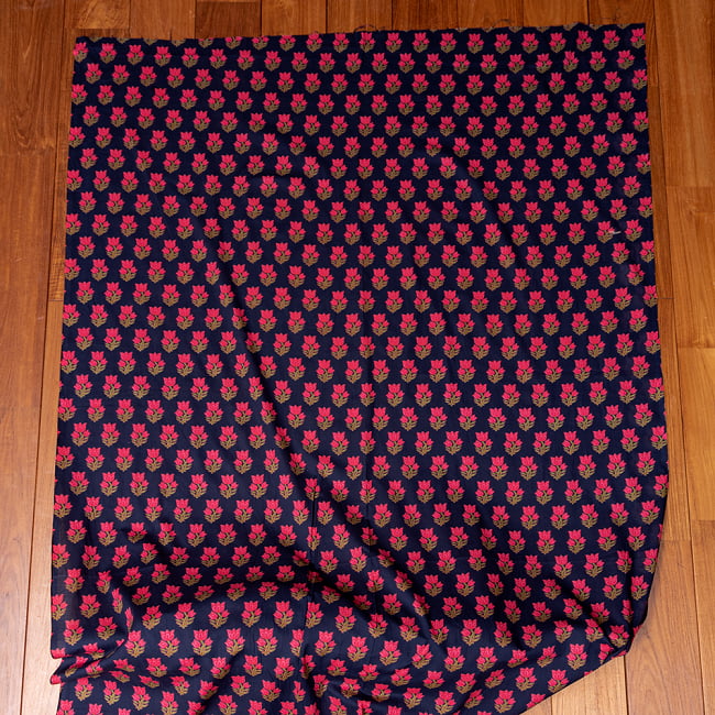 〔1m単位切り売り〕南インドの小花柄布〔幅約104cm〕 2 - 生地全体を広げてみたところです。1個あたり1mとして、ご注文個数に応じた長さにカットしてお送りいたします。