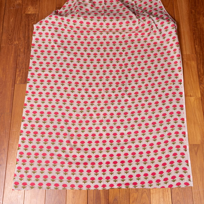 〔1m単位切り売り〕南インドの小花柄布〔幅約103.5cm〕 2 - 生地全体を広げてみたところです。1個あたり1mとして、ご注文個数に応じた長さにカットしてお送りいたします。